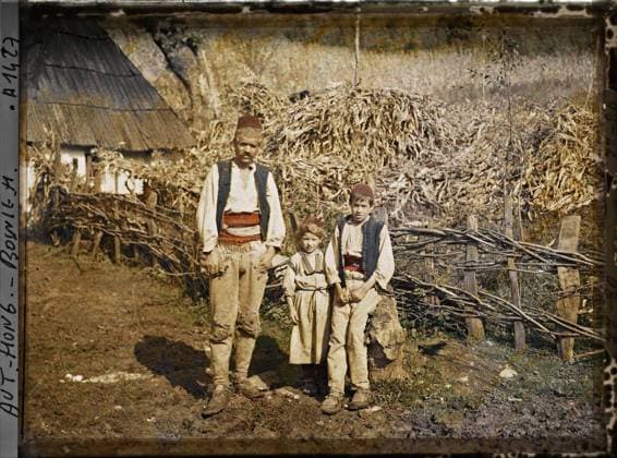 RECORD DATE NOT STATED Surroundings of Banja Luka, Bosnia and Herzegovina The Serbian family: father, son and daughter , 1912 - Balkans, Italy - Jean Brunhes and Auguste LÃ on - (October 13 - 27) (French - ï»¿Environs de Banja Luka , Bosnie-HerzÃ govine La famille serbe : pere , fils et fille). Costume, child, group portrait, peasant, work clothing, family, hairstyle , headgear, man, Clothing, human beings, Bosnia, Banja Luka, the Serbian family, father, son and daughter Copyright: xpiemagsx AKahnlpie020223-6276 !ACHTUNG AUFNAHMEDATUM GESCHÄTZT!