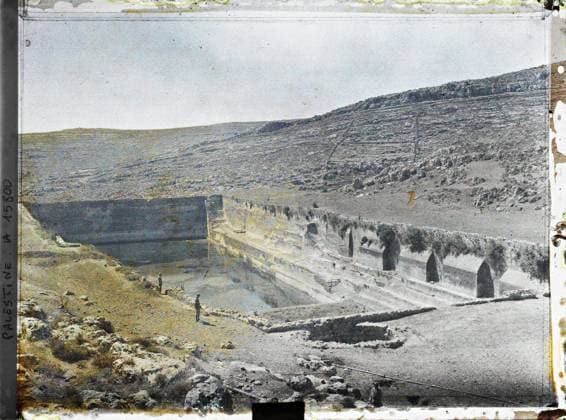 RECORD DATE NOT STATED Surroundings of Bethlehem, Palestine one of the three so -called Solomon basins , 1918 - Near East, Egypt, Palestine, Cyprus - Paul Castelnau (photographic section of the armies) - (January 9 -October 6) (French - ï»¿Environs de BethlÃ em , Palestine L une des trois vasques dites de Salomon). Colonial presence, Judaism, archaeological vestige, public civil architecture, legend , myth, hydraulic installation, antiquity, man, army, Colonial history, religion, housing , architecture, art, human beings, society, Palestine, sending from Bethlehem, Salomon basins (near Bethlehem) Copyright: xpiemagsx AKahnlpie020223-4178 !ACHTUNG AUFNAHMEDATUM GESCHÄTZT!