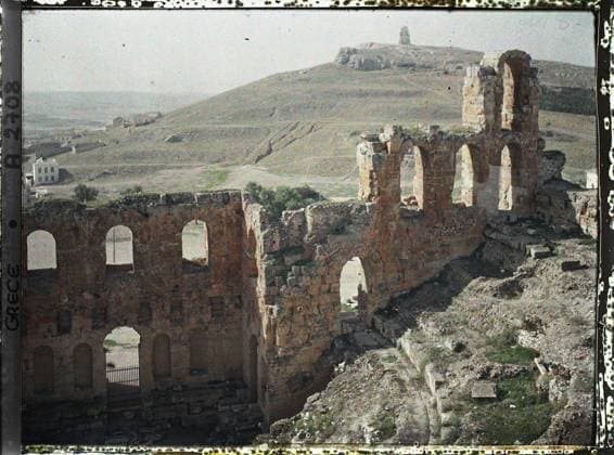 RECORD DATE NOT STATED Athens, Greece plunging view on the Odeon of Herod Atticus (Right extreme part) , 1913 - Balkans, Italy - Jean Brunhes and Auguste LÃ on - (September - October 23) (French - ï»¿Athenes , Grece Vue plongeante sur l OdÃ on d HÃ rode Atticus ( partie extreme droite )). Archaeological vestige, spectacle, public civil architecture, antiquity, theater, Habitat , architecture, entertainment, art, Greece, Athens, in the 1st plan, arcades of the Odeon of Herod and Athens in the distance Copyright: xpiemagsx AKahnlpie020223-4367 !ACHTUNG AUFNAHMEDATUM GESCHÄTZT!