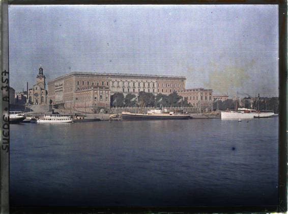 RECORD DATE NOT STATED Stockholm, Suede Vue du Royal Palace (Palais Royal) et you Storkyrkan (CathÃ drale) Depuis Le Skeppsholmensbron (Pont de l ile ship) Ou Le Le Muse National , 1910 - Voyage of Albert Kahn and Auguste LÃ on in Scandinavia - (August 9 - September 14) (French - ï»¿Stockholm , Suede Vue du Kungliga Slottet ( Palais Royal ) et du Storkyrkan ( cathÃ drale ) depuis le Skeppsholmensbron ( Pont de l ile Skepp ) ou le musÃ e National). ObÃ lisque, Church, statue, clock, sculpture, boat, measurement instrument, maritime transport, flag, palace , castle, religious architecture, Art , Sciences , Techniques , Transport , Habitat , Architecture, Stockholm , Palais royal Copyright: xpiemagsx AKahnlpie020223-5109 !ACHTUNG AUFNAHMEDATUM GESCHÄTZT!
