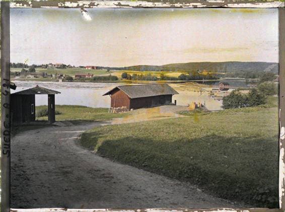 RECORD DATE NOT STATED Gustafs, enbacka, Sweden the descent towards the bridge floating on the Dalälven, on the side of the parish church , 1910 - Voyage of Albert Kahn and Auguste LÃ on in Scandinavia - (August 9 - September 14) (French - ï»¿Gustafs , Enbacka , Suede La descente vers le pont flottant sur le Dalälven , du cÃ tÃ de l Ã glise paroissiale). Landscape, civil engineering, river, platform, boat, home, hydrography, maritime transport, bridge, Nature , Environment, Habitat , Architecture, Transport, From Leksand to Sala Copyright: xpiemagsx AKahnlpie020223-5206 !ACHTUNG AUFNAHMEDATUM GESCHÄTZT!