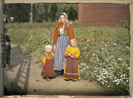 RECORD DATE NOT STATED Winf, Sweden a resident accompanied by two little girls , 1910 - Voyage of Albert Kahn and Auguste LÃ on in Scandinavia - (August 9 - September 14) (French - ï»¿Gagnef , Suede Une habitante accompagnÃ e de deux fillettes). Woman, costume, child, portrait, flower, hairstyle , headgear, vegetation , botany, Human beings, clothing, nature , environment, Near GAGNEF Copyright: xpiemagsx AKahnlpie020223-5222 !ACHTUNG AUFNAHMEDATUM GESCHÄTZT!