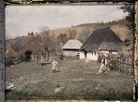 RECORD DATE NOT STATED Surroundings of Banja Luka, Bosnia and Herzegovina A farm of Serbian peasant, attic, Mouton EmblÃ , 1912 - Balkans, Italy - Jean Brunhes and Auguste LÃ on - (October 13 - 27) (French - ï»¿Environs de Banja Luka , Bosnie-HerzÃ govine Une ferme de paysan serbe , grenier , mouton embrochÃ ). Agriculture , Breeding, Roof, Farm, Child, Rural Architecture, Housing, Economic activity, human beings, Habitat , Architecture, Bosnia, Banja Luka, a farm of Serbian peasant, attic, plumber Copyright: xpiemagsx AKahnlpie020223-6278 !ACHTUNG AUFNAHMEDATUM GESCHÄTZT!