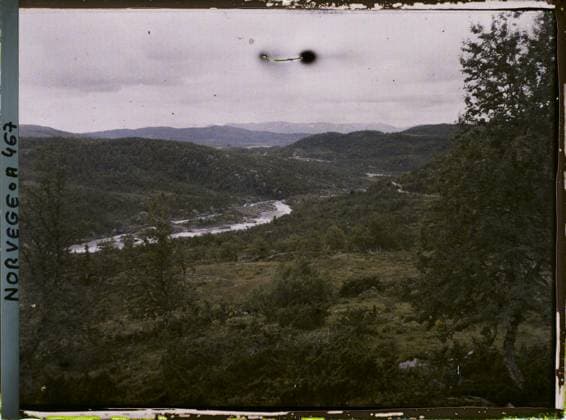 RECORD DATE NOT STATED Near Rjukan, Norway Panorama around Rjukan , 1910 - Voyage of Albert Kahn and Auguste LÃ on in Scandinavia - (August 9 - September 14) (French - ï»¿Pres de Rjukan , Norvege Panorama aux environs de Rjukan). Landscape, forest , wood, river, hydrography, Nature , Environment, Pres de Rjukan, Environs de Rjukan Province de Telemarken Copyright: xpiemagsx AKahnlpie020223-15974 !ACHTUNG AUFNAHMEDATUM GESCHÄTZT!