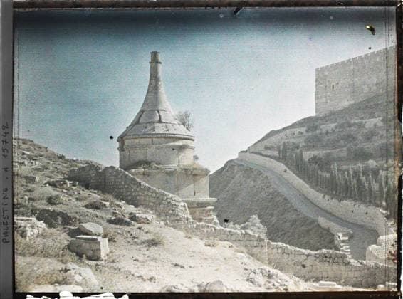 RECORD DATE NOT STATED East of Jerusalem, Palestine Tombeau dit D Absalon (Yav Avshalom) , 1918 - Near East, Egypt, Palestine, Cyprus - Paul Castelnau (photographic section of the armies) - (January 9 -October 6) (French - ï»¿Est de JÃ rusalem , Palestine Tombeau dit d Absalon ( Yav Avshalom )). Tomb, Judaism, funeral architecture, fortified architecture, vegetation , botany, rampart, Religion, Habitat , Architecture, Nature , Environment, Palestine, Jerusalem, Tomb of Absalon and Josaphat Valley Copyright: xpiemagsx AKahnlpie020223-5093 !ACHTUNG AUFNAHMEDATUM GESCHÄTZT!