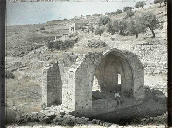 RECORD DATE NOT STATED South of Jerusalem, Palestine well of Job at the junction of the Cedron and Hinnom valleys , 1918 - Near East, Egypt, Palestine, Cyprus - Paul Castelnau (photographic section of the armies) - (January 9 -October 6) (French - ï»¿Sud de JÃ rusalem , Palestine Puits de Job Ã la jonction des vallÃ es du CÃ dron et de Hinnom). Judaism, archaeological vestige, housing, hydraulic installation, fountain, arc , arcade , arch, antiquity, vegetation , botanical, Religion, housing , architecture, art, nature , environment, Palestine, sending Jerusalem, surroundings of Jerusalem Bir Ayoub (known as Job wells ) in the Cedron valley Copyright: xpiemagsx AKahnlpie020223-5096 !ACHTUNG AUFNAHMEDATUM GESCHÄTZT!