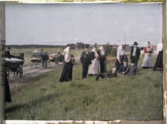 RECORD DATE NOT STATED Vika, surrounded by Mora, Sweden inhabitants of Vika , 1910 - Voyage of Albert Kahn and Auguste LÃ on in Scandinavia - (August 9 - September 14) (French - ï»¿Vika , environs de Mora , Suede Habitants de Vika). Animal transport, horse, woman, real animal, suit, hay, child, cow, rural life, harvest, team, crafts, cattle, equidated, family, hairstyle , headgear, agglomeration panorama, man, Transport, human beings, animal, clothing, daily life, economic activity, housing , architecture, Near Mora, village Copyright: xpiemagsx AKahnlpie020223-5182 !ACHTUNG AUFNAHMEDATUM GESCHÄTZT!