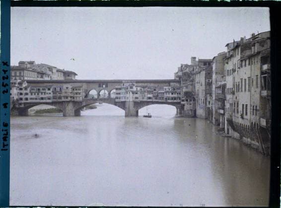 RECORD DATE NOT STATED Florence, Italy Ponte Vecchio and the dwellings bordering the left bank of the Arno , 1913 - Balkans, Italy - Jean Brunhes and Auguste LÃ on - (September - October 23) (French - ï»¿Florence , Italie Le Ponte Vecchio et les habitations bordant la rive gauche de l Arno). River, civil engineering, housing, bridge, Habitat , Architecture, Italy, Florence, the pretty house on the left bank upstream of the Vecchio Italy bridge, Florence, the built bridge seen from the approval Copyright: xpiemagsx AKahnlpie020223-15910 !ACHTUNG AUFNAHMEDATUM GESCHÄTZT!