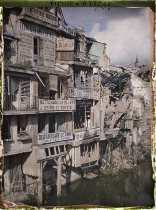 RECORD DATE NOT STATED Verdun , France , 1917 - North of France, Belgium - Paul Castelnau (photographic section of the armies) - (September 1-5) (French - ï»¿Verdun , France). Boutique , store, river, stilts, commercial registration, home, balcony , loggia, ruins, front, bombardment, rubble, Economic activity, registration , information, housing , architecture, First World War, France, Verdun, edges Meuse Copyright: xpiemagsx AKahnlpie020223-21140 !ACHTUNG AUFNAHMEDATUM GESCHÄTZT!