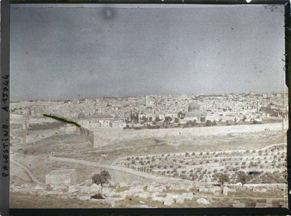 RECORD DATE NOT STATED Jerusalem, Palestine Panorama of Jerusalem from Mount of Olives , 1918 - Near East, Egypt, Palestine, Cyprus - Paul Castelnau (photographic section of the armies) - (January 9 -October 6) (French - ï»¿JÃ rusalem , Palestine Panorama de JÃ rusalem depuis le mont des Oliviers). Tomb, cemetery, valley, funeral architecture, Islam, fruit, fortified architecture, door, mosque, agglomeration panorama, olivier, rampart, religious architecture, Habitat , Architecture , Religion, Palestine, Jerusalem, Panorama of Jerusalem taken from Mount of Oliviers Copyright: xpiemagsx AKahnlpie020223-312 !ACHTUNG AUFNAHMEDATUM GESCHÄTZT!