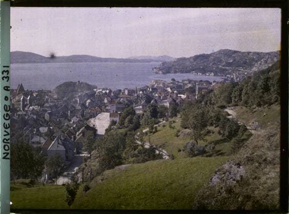 RECORD DATE NOT STATED Bergen, Norway Panorama on the city and the fjord , 1910 - Voyage of Albert Kahn and Auguste LÃ on in Scandinavia - (August 9 - September 14) (French - ï»¿Bergen , Norvege Panorama sur la ville et le fjord). Landscape, sea , ocean, mont , mountain, exists in high definition, hydrography, agglomeration panorama, Nature , Environment, HD, Habitat , Architecture, Bergen, Panorama de Bergen Copyright: xpiemagsx AKahnlpie020223-15876 !ACHTUNG AUFNAHMEDATUM GESCHÄTZT!