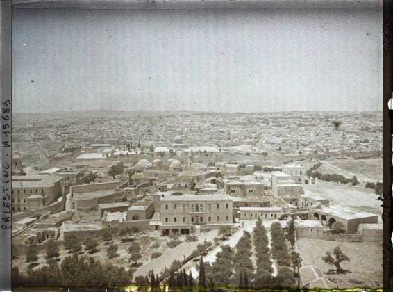 RECORD DATE NOT STATED Jerusalem, Palestine Panorama of Jerusalem taken from Mount of Olives , 1918 - Near East, Egypt, Palestine, Cyprus - Paul Castelnau (photographic section of the armies) - (January 9 -October 6) (French - ï»¿JÃ rusalem , Palestine Panorama de JÃ rusalem prise depuis le mont des Oliviers). Islam, mosque, agglomeration panorama, religious architecture, Religion , Habitat , Architecture, Palestine, Jerusalem, view of Mount of Oliveiers Copyright: xpiemagsx AKahnlpie020223-277 !ACHTUNG AUFNAHMEDATUM GESCHÄTZT!
