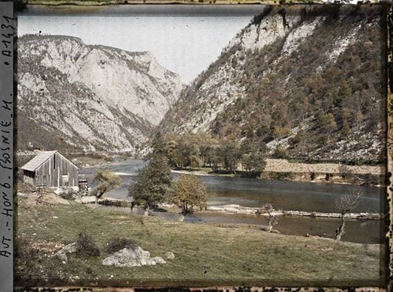 RECORD DATE NOT STATED Surroundings of Banja Luka, Bosnia and Herzegovina widening of the Vrbas Gorge before Krupa, the limestone walls on the left bank, the lemonious and cultivated terrace , 1912 - Balkans, Italy - Jean Brunhes and Auguste LÃ on - (October 13 - 27) (French - ï»¿Environs de Banja Luka , Bosnie-HerzÃ govine Elargissement de la gorge du Vrbas avant Krupa , les parois calcaires de la rive gauche , la terrasse limoneuse et cultivÃ e). Landscape, agriculture , breeding, mill, river, field, throat, hydraulic installation, cliff, Nature , Environment, Economic Activity, Habitat , Architecture, Bosnia, Banja Luka, widening of the Vrbas throat before Krupa towards the downstream, the limestone walls on the left bank, the silt and cultivated terrace Copyright: xpiemagsx AKahnlpie020223-6283 !ACHTUNG AUFNAHMEDATUM GESCHÄTZT!