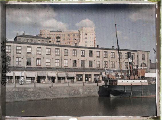 RECORD DATE NOT STATED Gothenburg, Sweden a platform at the quay on the Rosenlunds canal , 1910 - Voyage of Albert Kahn and Auguste LÃ on in Scandinavia - (August 9 - September 14) (French - ï»¿Göteborg , Suede Une pÃ niche Ã quai sur le canal Rosenlunds). Canal, shop , store, civil engineering, quay, boat, shipping transport, Economic activity, housing , architecture, transport, Sweden, Gothembourg Copyright: xpiemagsx AKahnlpie020223-3059 !ACHTUNG AUFNAHMEDATUM GESCHÄTZT!