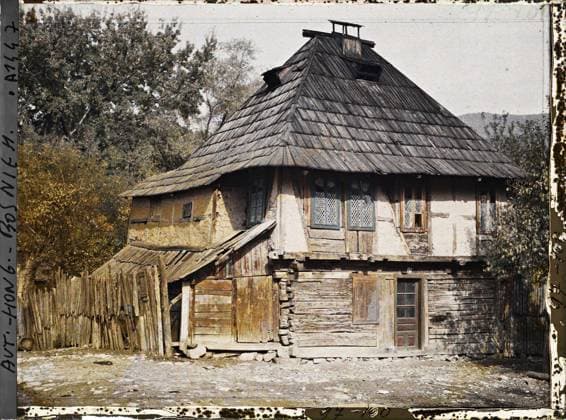 RECORD DATE NOT STATED Jezero, Bosnia and Herzegovina An old house in this same village with planks assembled at the base , 1912 - Balkans, Italy - Jean Brunhes and Auguste LÃ on - (October 13 - 27) (French - ï»¿Jezero , Bosnie-HerzÃ govine Une vieille maison de ce mÃªme village Ã madriers assemblÃ s Ã la base). Roof, rural architecture, home, Habitat , Architecture, Bosnia, Jezero, an old house in this same village with planks assembled at the base Copyright: xpiemagsx AKahnlpie020223-6298 !ACHTUNG AUFNAHMEDATUM GESCHÄTZT!