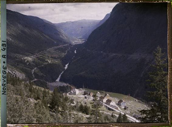 RECORD DATE NOT STATED Near Rjukan, Norway seen from the Fjord valley to Rjukan , 1910 - Voyage of Albert Kahn and Auguste LÃ on in Scandinavia - (August 9 - September 14) (French - ï»¿Pres de Rjukan , Norvege Vue de la vallÃ e du fjord vers Rjukan). Landscape, conifer, road, forest , wood, exists in high definition, river, hydrography, agglomeration panorama, Nature , Environment, HD, Habitat , Architecture, Near Saaheim, in the valley Copyright: xpiemagsx AKahnlpie020223-15995 !ACHTUNG AUFNAHMEDATUM GESCHÄTZT!