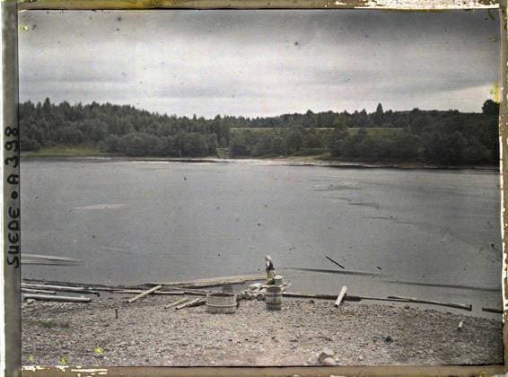 RECORD DATE NOT STATED Between Säter and Rattvik, Sweden Woman Linen Cleansing , 1910 - Voyage of Albert Kahn and Auguste LÃ on in Scandinavia - (August 9 - September 14) (French - ï»¿Entre Säter et Rattvik , Suede Femme nettoyant du linge). Landscape, woman, river, hydrography, hairstyle , headgear, Nature , Environment, human beings, Loeter road to Rattwik, washer Copyright: xpiemagsx AKahnlpie020223-5171 !ACHTUNG AUFNAHMEDATUM GESCHÄTZT!