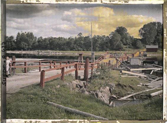 RECORD DATE NOT STATED Gagnef, Suede Le Pont fleet Sur L Österdal River Entre Västerfors et Österfors , 1910 - Voyage of Albert Kahn and Auguste LÃ on in Scandinavia - (August 9 - September 14) (French - ï»¿Gagnef , Suede Le pont flottant sur l Österdalälven entre Västerfors et Österfors). Cycling transport, civil engineering, child, hairstyle , headgear, bridge, Transport, housing , architecture, human beings, Near GAGNEF PONT Copyright: xpiemagsx AKahnlpie020223-5224 !ACHTUNG AUFNAHMEDATUM GESCHÄTZT!