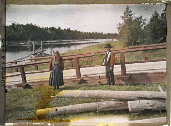 RECORD DATE NOT STATED Surroundings of Gagnef, Djuras, Sweden a couple in traditional suit near a floating bridge of Djuras , 1910 - Voyage of Albert Kahn and Auguste LÃ on in Scandinavia - (August 9 - September 14) (French - ï»¿Environs de Gagnef , Djuras , Suede Un couple en costume traditionnel pres d un pont flottant de Djuras). Landscape, woman, costume, civil engineering, portrait, hairstyle , headgear, bridge, man, Nature , Environment, human beings, clothing, housing , architecture, Winf, peasants Copyright: xpiemagsx AKahnlpie020223-5228 !ACHTUNG AUFNAHMEDATUM GESCHÄTZT!