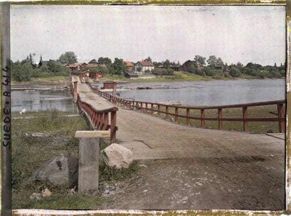 RECORD DATE NOT STATED Keyby, Environs de Borlange, Suede Le Pont fleet Sur Le Dalälven , 1910 - Voyage of Albert Kahn and Auguste LÃ on in Scandinavia - (August 9 - September 14) (French - ï»¿Nyckelby , environs de Borlange , Suede Le pont flottant sur le Dalälven). Civil engineering, river, hydrography, bridge, Habitat , architecture, nature , environment, Near Leksand, near Leksand Copyright: xpiemagsx AKahnlpie020223-640 !ACHTUNG AUFNAHMEDATUM GESCHÄTZT!