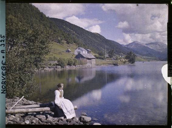 RECORD DATE NOT STATED Opheim, Norway woman sitting on the edge of a lake , 1910 - Voyage of Albert Kahn and Auguste LÃ on in Scandinavia - (August 9 - September 14) (French - ï»¿Opheim , Norvege femme assise au bord d un lac). Landscape, woman, mont , mountain, costume, exists in high definition, lake , pond, rural architecture, hydrography, Nature , Environment, human beings, clothing, HD, Habitat , Architecture, Near Upheim, lake Copyright: xpiemagsx AKahnlpie020223-15869 !ACHTUNG AUFNAHMEDATUM GESCHÄTZT!