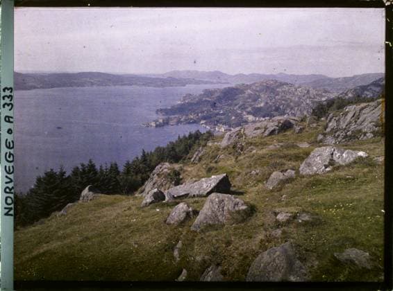 RECORD DATE NOT STATED Bergen, Norway seen on the fjord , 1910 - Voyage of Albert Kahn and Auguste LÃ on in Scandinavia - (August 9 - September 14) (French - ï»¿Bergen , Norvege Vue sur le fjord). Landscape, sea , ocean, mont , mountain, conifer, hydrography, agglomeration panorama, Nature , Environment, Habitat , Architecture, Bergen, panorama of the Bergen Copyright: xpiemagsx AKahnlpie020223-15877 !ACHTUNG AUFNAHMEDATUM GESCHÄTZT!