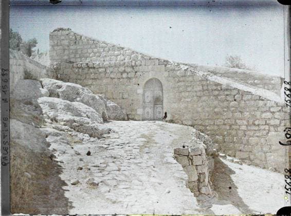 RECORD DATE NOT STATED Jerusalem, Palestine the rock of the apostles in Gethsemani , 1918 - Near East, Egypt, Palestine, Cyprus - Paul Castelnau (photographic section of the armies) - (January 9 -October 6) (French - ï»¿JÃ rusalem , Palestine Le Rocher des ApÃ tres Ã Gethsemani). Archaeological vestige, door, antiquity, Habitat , Architecture , Art, Palestine, Jerusalem, rock of the apostles (Gethsemani) Copyright: xpiemagsx AKahnlpie020223-276 !ACHTUNG AUFNAHMEDATUM GESCHÄTZT!