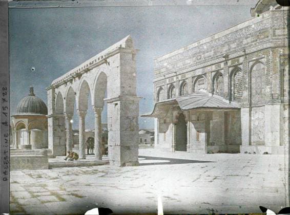RECORD DATE NOT STATED Jerusalem, Palestine portico and southern entrance to the Dome of the Rock (Qubbat al Sakhra) , 1918 - Near East, Egypt, Palestine, Cyprus - Paul Castelnau (photographic section of the armies) - (January 9 -October 6) (French - ï»¿JÃ rusalem , Palestine Portique et entrÃ e mÃ ridionale du DÃ me du Rocher ( Qubbat al Sakhra )). Islam, portico, column, door, arc , arcade , arceau, dome , dome, mosque, religious architecture, man, Religion, housing , architecture, human beings, Palestine, Jerusalem, Omar mosque: the entrance Copyright: xpiemagsx AKahnlpie020223-296 !ACHTUNG AUFNAHMEDATUM GESCHÄTZT!