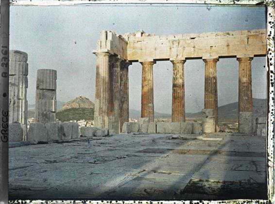 RECORD DATE NOT STATED Athens, Greece on the Acropolis, the Parthenon. Remains of the outdoor colonnade on the east side and behind them eastern facade of the Acropolis, the city at its feet and the Mount Lycabette ( Plongeante ) , 1913 - Balkans, Italy - Jean Brunhes and Auguste LÃ on - (September - October 23) (French - ï»¿Athenes , Grece Sur l Acropole , le ParthÃ non. Vestiges de la colonnade extÃ rieure cÃ tÃ est et derriere eux facade est de l Acropole , la ville Ã ses pieds et le Mont Lycabette ( vue plongeante )). Mont , Mountain, temple, archaeological vestige, sunset, exists in high definition, column, Greco-Roman polytheism, Antiquity, religious architecture, Habitat , Architecture , HD , Religion , Art, Greece, Athens, has the interior of th Copyright: xpiemagsx AKahnlpie020223-4357 !ACHTUNG AUFNAHMEDATUM GESCHÄTZT!