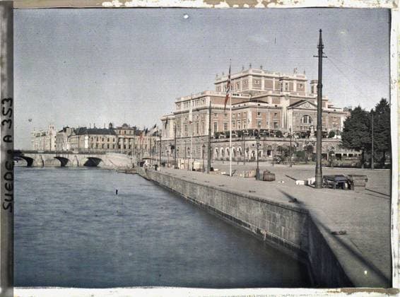 RECORD DATE NOT STATED Stockholm, Sweden seen from the Stora Teater (Grand ThÃ Ã¢tre) near Norrbro (North Bridge) from the Quai de Blasieholm , 1910 - Voyage of Albert Kahn and Auguste LÃ on in Scandinavia - (August 9 - September 14) (French - ï»¿Stockholm , Suede Vue du Stora Teatern ( Grand ThÃ Ã¢tre ) pres du Norrbro ( pont du Nord ) depuis le quai de Blasieholm). Civil engineering, public civil architecture, quai, flag, palace , castle, opera, bridge, Habitat , Architecture, Stockholm, the quays Copyright: xpiemagsx AKahnlpie020223-3073 !ACHTUNG AUFNAHMEDATUM GESCHÄTZT!