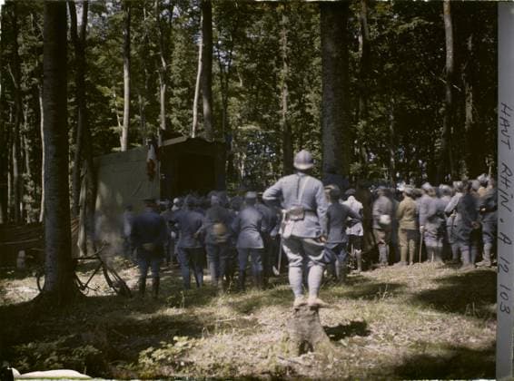 RECORD DATE NOT STATED Saint-Ulrich, Haut-Rhin, Alsace, France a representative, theater in the armies , 1917 - Alsace - Paul Castelnau (photographic section of the armies) - (June) (French - ï»¿Saint-Ulrich , Haut-Rhin , Alsace , France Une reprÃ sentaion , ThÃ Ã¢tre aux armÃ es). Military uniform, crowd, forest , wood, exists in high definition, forehead, hairy, cycling, theater, Clothing, HD, First World War, Art, St Ulrich, theater in the armies Copyright: xpiemagsx AKahnlpie020223-7329 !ACHTUNG AUFNAHMEDATUM GESCHÄTZT!