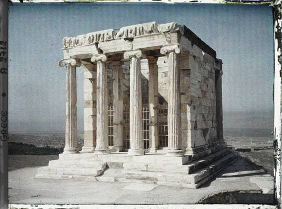 RECORD DATE NOT STATED Athens, Greece on the Acropolis, the temple of Athena Nike. The ionic colonnade of the facade is turned towards the Acropolis , 1913 - Balkans, Italy - Jean Brunhes and Auguste LÃ on - (September - October 23) (French - ï»¿Athenes , Grece Sur l Acropole , le Temple d AthÃ na Nike. La colonnade ionique de la facade est tournÃ e vers l Acropole). Temple, archaeological vestige, portico, column, Greco-Roman polytheism, Antiquity, religious architecture, Habitat , Architecture , Religion , Art, Legend of Jean Brunhes in the register of external projections: Athens, the temple of victory preposses Greece, Athens, the temple of victory aptea Copyright: xpiemagsx AKahnlpie020223-4339 !ACHTUNG AUFNAHMEDATUM GESCHÄTZT!