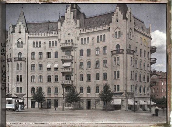 RECORD DATE NOT STATED Gothenburg, Sweden A building on Linneplatsen , 1910 - Voyage of Albert Kahn and Auguste LÃ on in Scandinavia - (August 9 - September 14) (French - ï»¿Göteborg , Suede Un immeuble sur la LinnÃ platsen). Housing, tram, rail transport, Habitat , Architecture , Transport, Sweden, Gothembourg, houses Copyright: xpiemagsx AKahnlpie020223-3061 !ACHTUNG AUFNAHMEDATUM GESCHÄTZT!