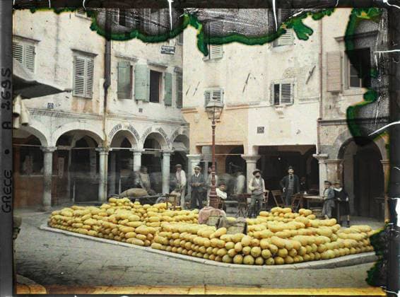 RECORD DATE NOT STATED Corfu, Greece market for yellow watermelons , 1913 - Balkans, Italy - Jean Brunhes and Auguste LÃ on - (September - October 23) (French - ï»¿Corfou , Grece MarchÃ aux pasteques jaunes). Floor , RÃ verbere, market , fair, itinerant commerce, food, street scene, fruit, street , neighborhood, place, man, Economic activity, daily life, housing , architecture, human beings, Greece, Corfu, make way for yellow and arcades (these are the Bachyri) Copyright: xpiemagsx AKahnlpie020223-3513 !ACHTUNG AUFNAHMEDATUM GESCHÄTZT!