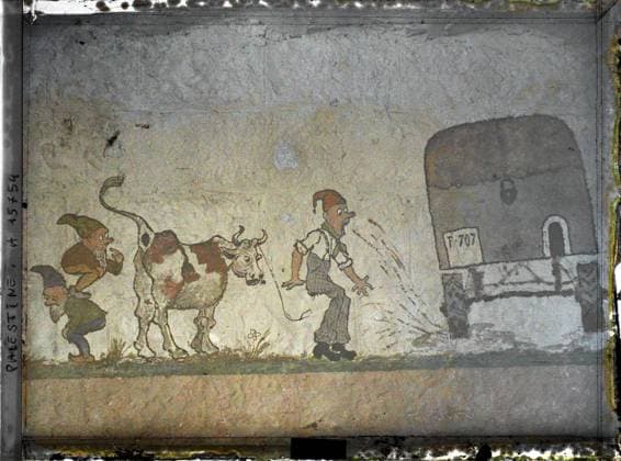 RECORD DATE NOT STATED Bethlehem, Palestine Fresque on a wall of the cellar of the School of the Salle (or Brothers of the Christian Schools) , 1918 - Near East, Egypt, Palestine, Cyprus - Paul Castelnau (photographic section of the armies) - (January 9 -October 6) (French - ï»¿BethlÃ em , Palestine Fresque sur un mur du cellier de l Ecole de la Salle ( ou Freres des Ecoles chrÃ tiennes )). Foreign presence, painting, army, International relations, art, society, Palestine, Bethlehem, German frescoes on the Cillier wall (?) Transformed into messages of officers, brothers of the Christian Schools Copyright: xpiemagsx AKahnlpie020223-4192 !ACHTUNG AUFNAHMEDATUM GESCHÄTZT!