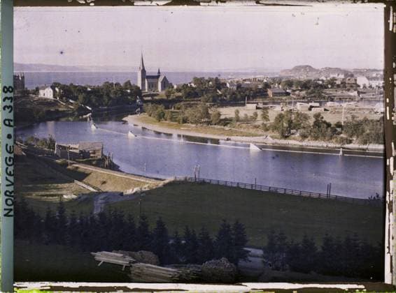 RECORD DATE NOT STATED Trondhjem, Norway Panorama on the city with the Nidelva , 1910 - Voyage of Albert Kahn and Auguste LÃ on in Scandinavia - (August 9 - September 14) (French - ï»¿Trondhjem , Norvege Panorama sur la ville avec la Nidelva). Church, sea , ocean, exists in high definition, river, hydrography, port, agglomeration panorama, HD, Nature , Environment, Habitat , Architecture, Trondjhem , Panorama Copyright: xpiemagsx AKahnlpie020223-15942 !ACHTUNG AUFNAHMEDATUM GESCHÄTZT!