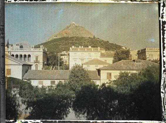 RECORD DATE NOT STATED Athens, Greece Le Mont Lycabette with at its top, the Saint-Georges chapel (19th century) whitewashed , 1913 - Balkans, Italy - Jean Brunhes and Auguste LÃ on - (September - October 23) (French - ï»¿Athenes , Grece Le mont Lycabette avec Ã son sommet , la chapelle Saint-Georges ( XIXe s ) blanchie Ã la chaux). Mont , Mountain, Orthodox Church, Housing, Street , Quartier, Renaissance, Habitat , Architecture , Art, Greece, Athens, the Lycabette Copyright: xpiemagsx AKahnlpie020223-4312 !ACHTUNG AUFNAHMEDATUM GESCHÄTZT!