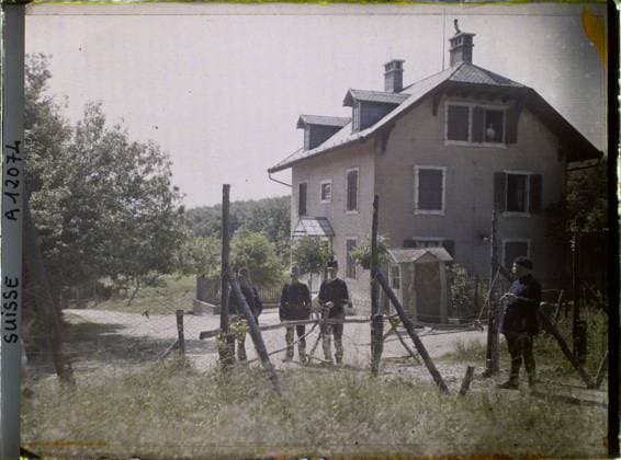 RECORD DATE NOT STATED BernÃ vÃ sin, canton of the Jura, Switzerland border post between Switzerland and France , 1917 - Alsace - Paul Castelnau (photographic section of the armies) - (June) (French - ï»¿BeurnevÃ sin , Canton du Jura , Suisse Poste frontiere entre la Suisse et la France). Military uniform, border, fence, customs , granting, man, Clothing, human beings, BernevÃ sin, Swiss border Copyright: xpiemagsx AKahnlpie020223-8319 !ACHTUNG AUFNAHMEDATUM GESCHÄTZT!