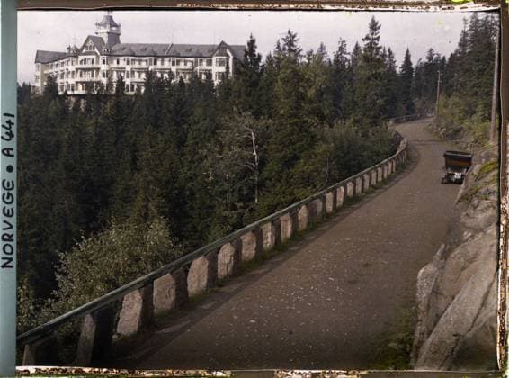 RECORD DATE NOT STATED Voksenkollen, Norway car on the roadside, after Voksenkollen sanatorium , 1910 - Voyage of Albert Kahn and Auguste LÃ on in Scandinavia - (August 9 - September 14) (French - ï»¿Voksenkollen , Norvege Voiture sur le bord de route , apres du Sanatorium de Voksenkollen). Car transport, car, conifer, road, forest , wood, exists in high definition, public civil architecture, care center, Transport, HD, housing , architecture, health, Voxenkollen, surrounded by Christiana Copyright: xpiemagsx AKahnlpie020223-15947 !ACHTUNG AUFNAHMEDATUM GESCHÄTZT!