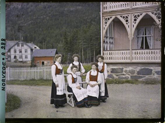 RECORD DATE NOT STATED FAGERNES, NORDÃˆGE The servants of the hotel , 1910 - Voyage of Albert Kahn and Auguste LÃ on in Scandinavia - (August 9 - September 14) (French - ï»¿Fagernes , Norvege Les domestiques de l hÃ tel). Woman, costume, exists in high definition, embroidery, group portrait, rural architecture, work clothing, catering , hotel industry, Human beings, clothing, HD, housing , architecture, economic activity, Sweden, Fagernoes, Hotel servants Copyright: xpiemagsx AKahnlpie020223-15833 !ACHTUNG AUFNAHMEDATUM GESCHÄTZT!