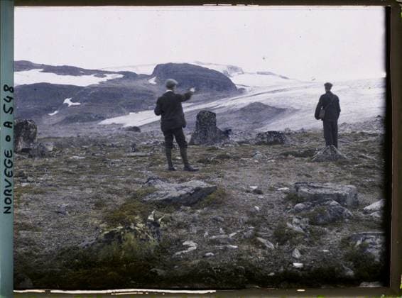 RECORD DATE NOT STATED Fine, Norway Anders Beer Wilse in the company of another man in front of the Hardangerjökulen glacier , 1910 - Voyage of Albert Kahn and Auguste LÃ on in Scandinavia - (August 9 - September 14) (French - ï»¿Finse , Norvege Anders Beer Wilse en compagnie d un autre homme devant le glacier Hardangerjökulen). Landscape, mont , mountain, snow, exists in high definition, ice , glacier, man, Nature , Environment, HD, human beings, Finnish, Finse Copyright: xpiemagsx AKahnlpie020223-15536 !ACHTUNG AUFNAHMEDATUM GESCHÄTZT!