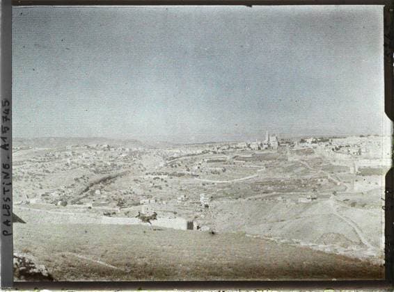 RECORD DATE NOT STATED Jerusalem, Palestine Panorama of the villages adjoining the southern rampart of the old town , 1918 - Near East, Egypt, Palestine, Cyprus - Paul Castelnau (photographic section of the armies) - (January 9 -October 6) (French - ï»¿JÃ rusalem , Palestine Panorama des villages jouxtant le rempart sud de la vieille ville). Church, Christianity, fortified architecture, agglomeration panorama, rampart, religious architecture, Religion , Habitat , Architecture, Palestine, Jerusalem, Panorama of Jerusalem taken from Mount of Oliviers Copyright: xpiemagsx AKahnlpie020223-313 !ACHTUNG AUFNAHMEDATUM GESCHÄTZT!