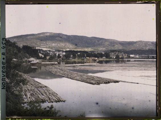 RECORD DATE NOT STATED Notodden, Norway Wooden Trains floating on Lake Heddalsvanet , 1910 - Voyage of Albert Kahn and Auguste LÃ on in Scandinavia - (August 9 - September 14) (French - ï»¿Notodden , Norvege Trains de bois flottant sur le lac Heddalsvanet). Landscape, factory , workshop, forest , wood, exists in high definition, lake , pond, agglomeration panorama, industry, Nature , Environment, Habitat , Architecture, HD, Economic Activity, Notodden Copyright: xpiemagsx AKahnlpie020223-15964 !ACHTUNG AUFNAHMEDATUM GESCHÄTZT!