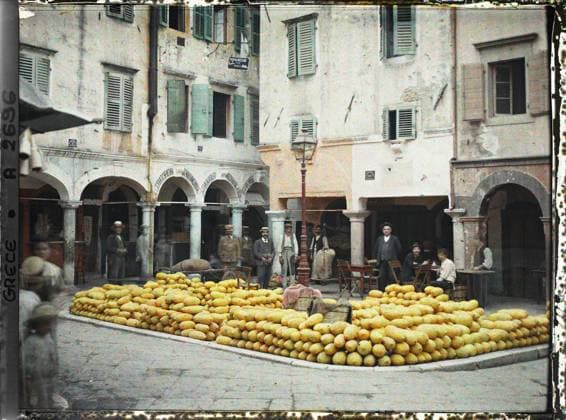 RECORD DATE NOT STATED Corfu, Greece market for yellow watermelons , 1913 - Balkans, Italy - Jean Brunhes and Auguste LÃ on - (September - October 23) (French - ï»¿Corfou , Grece MarchÃ aux pasteques jaunes). Floor , Reverbera, market , fair, itinerant commerce, food, exists in high definition, street scene, fruit, street , neighborhood, place, man, Economic activity, daily life, HD, Habitat , Architecture, human beings, Greece, Corfu, make way for yellow and arcades (these are the Bachyri) Copyright: xpiemagsx AKahnlpie020223-3514 !ACHTUNG AUFNAHMEDATUM GESCHÄTZT!