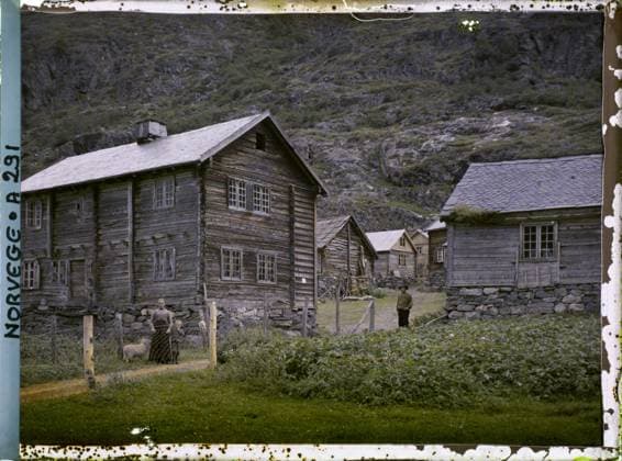 RECORD DATE NOT STATED On the road to Jotunheim, Norway traditional houses , 1910 - Voyage of Albert Kahn and Auguste LÃ on in Scandinavia - (August 9 - September 14) (French - ï»¿Sur la route de Jotunheim , Norvege Maisons traditionnelles). Woman, exists in high definition, child, rural architecture, dwelling, man, Human beings, HD, Habitat , Architecture, Sweden, village on the road to Jotunheim Copyright: xpiemagsx AKahnlpie020223-15835 !ACHTUNG AUFNAHMEDATUM GESCHÄTZT!