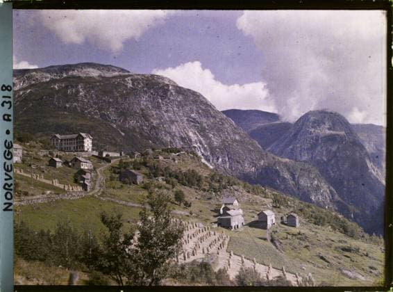 RECORD DATE NOT STATED Stalheim, Norway the exit of the village , 1910 - Voyage of Albert Kahn and Auguste LÃ on in Scandinavia - (August 9 - September 14) (French - ï»¿Stalheim , Norvege La sortie du village). Landscape, Mont , Mountain, Agriculture , Breeding, Hay, Farm, exists in high definition, Rural architecture, Restoration , Hotel, Agglomeration Panorama, Nature , Environment, Economic Activity, HD, Habitat , Architecture, Stalheim, Sortie de Stalheim Copyright: xpiemagsx AKahnlpie020223-15862 !ACHTUNG AUFNAHMEDATUM GESCHÄTZT!