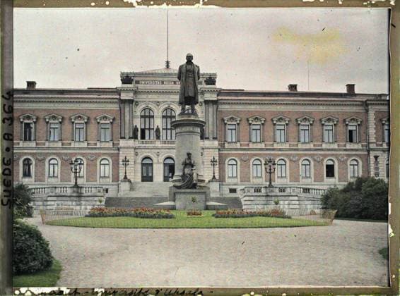 RECORD DATE NOT STATED Uppsala, Sweden The University of Uppsala , 1910 - Voyage of Albert Kahn and Auguste LÃ on in Scandinavia - (August 9 - September 14) (French - ï»¿Uppsala , Suede L universitÃ d Uppsala). Floor , Reverber, statue, sculpture, public civil architecture, architectural registration, statuary registration, park , garden, Art , Habitat , Architecture , Inscription , information, August 24 - University of Upsala Upsala, University Copyright: xpiemagsx AKahnlpie020223-5125 !ACHTUNG AUFNAHMEDATUM GESCHÄTZT!