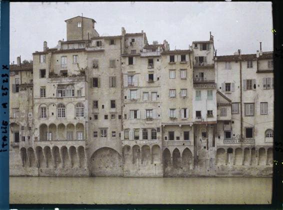 RECORD DATE NOT STATED Florence, Italy Houses on Arno upstream of the Ponte Vecchio , 1913 - Balkans, Italy - Jean Brunhes and Auguste LÃ on - (September - October 23) (French - ï»¿Florence , Italie Maisons sur l Arno en amont du Ponte Vecchio). Advertising, river, home, Economic activity, Habitat , Architecture, Italy, Florence, the built bridge seen from downstream Italy, Florence, the pretty house on the left bank upstream of the Ponte Vecchio Copyright: xpiemagsx AKahnlpie020223-15913 !ACHTUNG AUFNAHMEDATUM GESCHÄTZT!