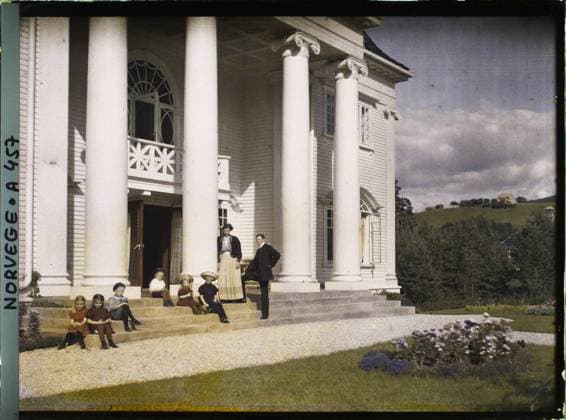 RECORD DATE NOT STATED Notodden, Norway Children and Couple on the steps of the manor of the seat of the Norsk Hydro factories , 1910 - Voyage of Albert Kahn and Auguste LÃ on in Scandinavia - (August 9 - September 14) (French - ï»¿Notodden , Norvege Enfants et couple sur les marches du manoir du siege des usines Norsk Hydro). Woman, exists in high definition, child, group portrait, commercial architecture, park , garden, industry, man, Human beings, HD, Habitat , Architecture, Economic Activity, Notodden, factor administration hotel Copyright: xpiemagsx AKahnlpie020223-15966 !ACHTUNG AUFNAHMEDATUM GESCHÄTZT!
