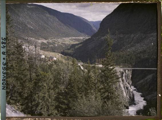 RECORD DATE NOT STATED Near Rjukan, Norway seen from the Fjord valley to Rjukan , 1910 - Voyage of Albert Kahn and Auguste LÃ on in Scandinavia - (August 9 - September 14) (French - ï»¿Pres de Rjukan , Norvege Vue de la vallÃ e du fjord vers Rjukan). Landscape, electrical installation, mont , mountain, conifer, valley, forest , wood, civil engineering, exists in high definition, river, hydrography, gorge, bridge, Nature , Environment, Habitat , Architecture, HD, Road from Rjukan to Saaheim VallÃ e Copyright: xpiemagsx AKahnlpie020223-15993 !ACHTUNG AUFNAHMEDATUM GESCHÄTZT!
